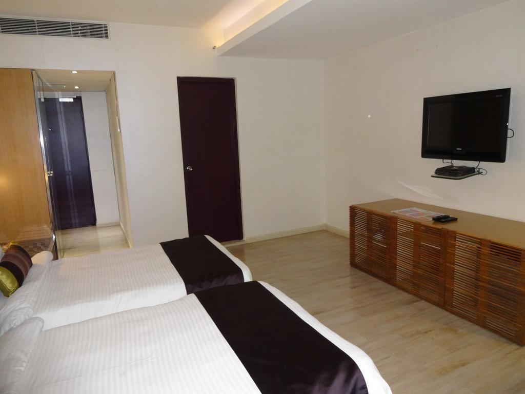 The Purple Leaf Hotels Хидерабад Екстериор снимка