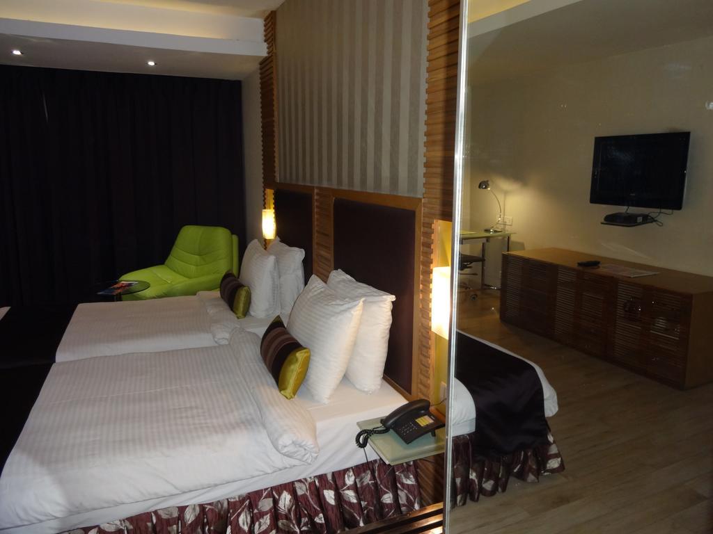 The Purple Leaf Hotels Хидерабад Екстериор снимка