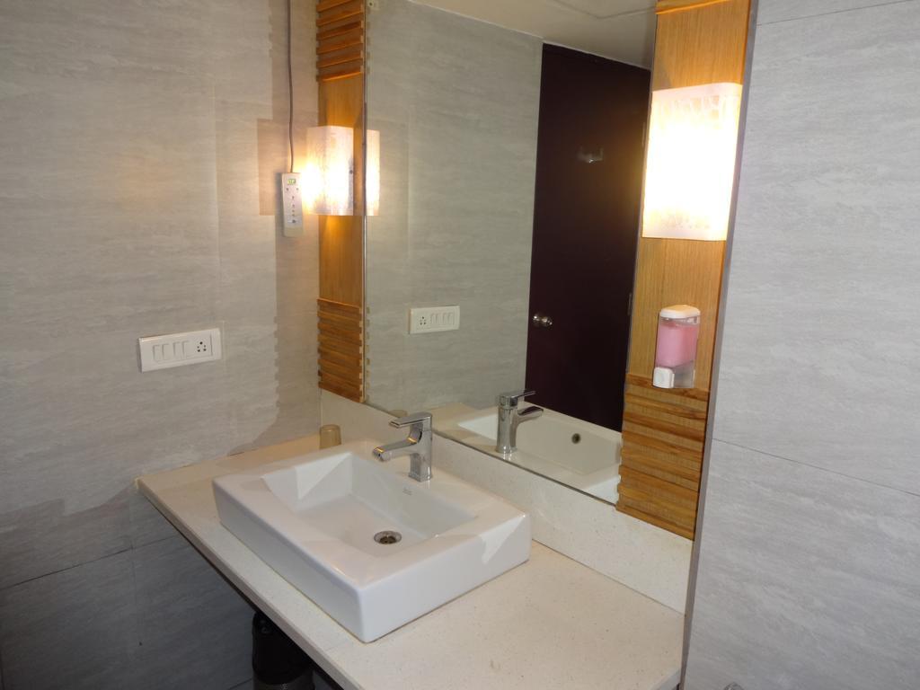 The Purple Leaf Hotels Хидерабад Екстериор снимка