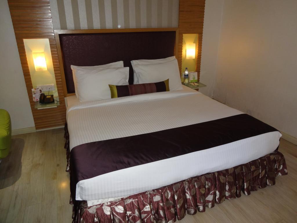 The Purple Leaf Hotels Хидерабад Екстериор снимка
