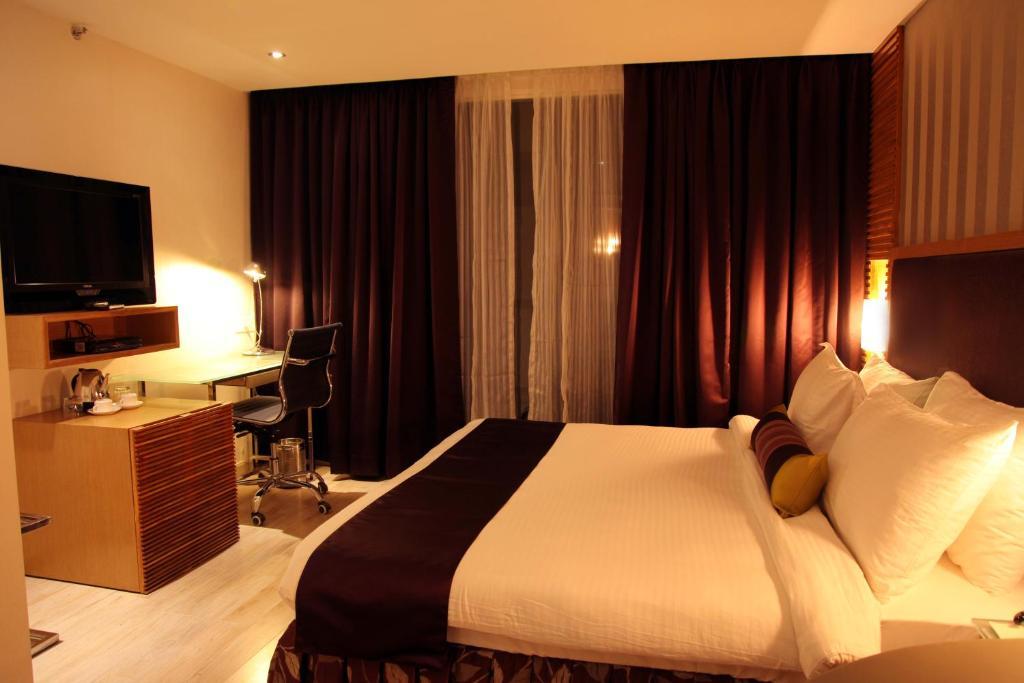 The Purple Leaf Hotels Хидерабад Екстериор снимка